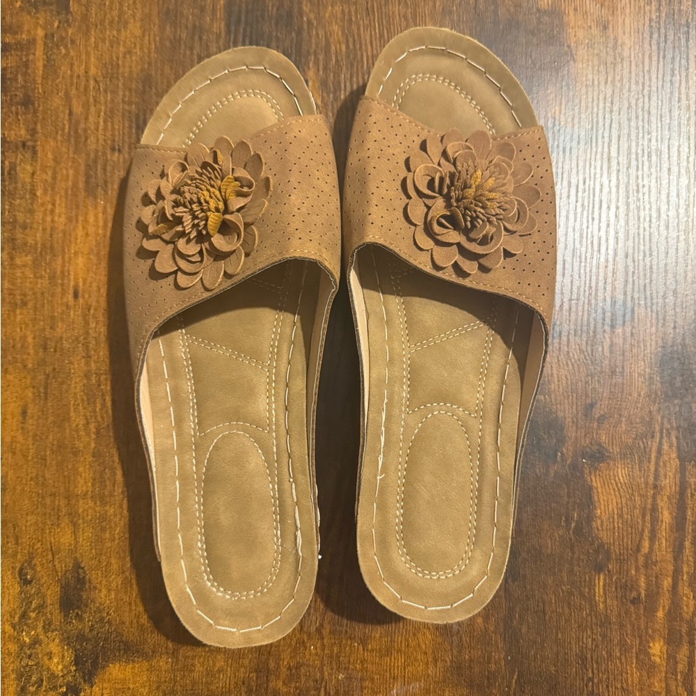 Women’s Floral Slide Sandals in Tan